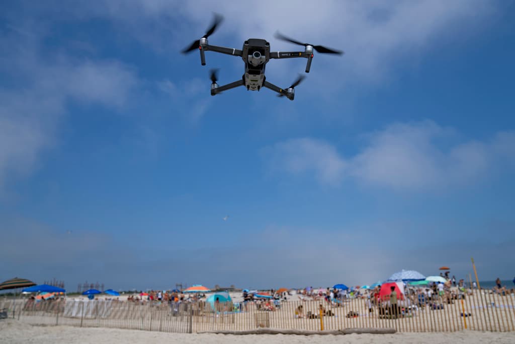Un dron vuela para aterrizar después de un vuelo de patrulla de tiburones en Jones Beach State Park.