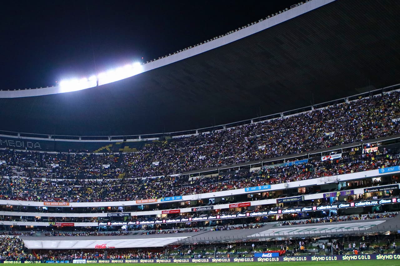 Para la reanudación de la segunda parte, los jugadores se encontraron con que el alumbrado del Estadio Azteca no estaba funcionando al 100 por ciento.