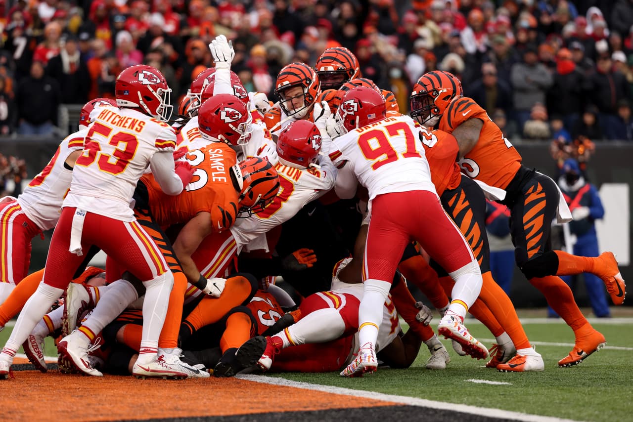 Los Cincinnati Bengals remontaron en el último cuarto a los Kansas City Chiefs para complacer a sus aficionados con todo y el cambio de quarterback.