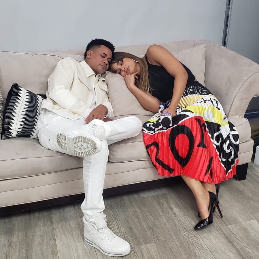 Clarissa Molina y Alexander Delgado, de Gente de Zona, fueron descubiertos descansando los ojos mientras comenzaba la entrevista.