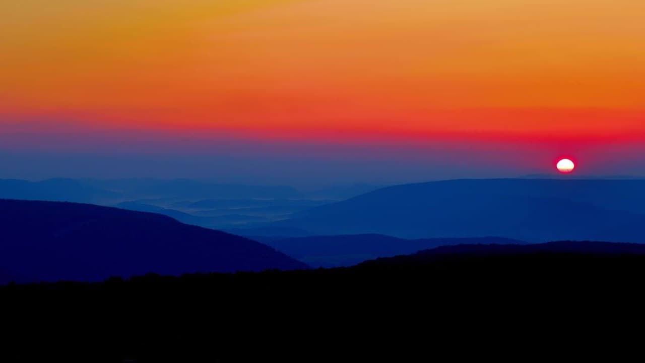 <a href="https://www.dcnr.pa.gov/StateParks/FindAPark/BlueKnobStatePark/Pages/default.aspx"><b>Blue Knob State Park</b></a>. El Parque Estatal Blue Knob ofrece aventuras en la naturaleza durante todo el año en 6,128 acres de bosques serenos. El parque está convenientemente ubicado a 25 millas de Altoona, Johnstown y Bedford. Una de las características únicas del parque es la soledad que brinda al visitante, con muchas oportunidades para disfrutar de la serenidad tranquila y refrescante de las montañas y arroyos. La elevación del parque puede hacer que la temperatura del aire sea varios grados más fría, lo que lo hace perfecto para las noches alrededor de la fogata.