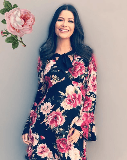 Formas más discretas con flores grandes te ayudarán a crear un atuendo perfecto para la oficina.