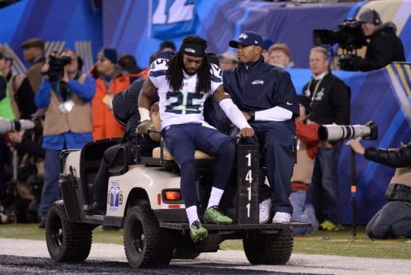 Los Seahawks, con un fútbol "total", el que había trabajado el entrenador del equipo durante toda la temporada regular, el veterano Pete Carroll, derrotaron por paliza de 43-8 a los Broncos, la mejor ofensiva de liga, con el mariscal de campo Peyton Manning a la cabeza. No habían pasado ni 12 segundos desde el comienzo del partido y los Seahawks ya hicieron historia con la anotación más rápida que se había dado jamás en un Super Bowl. Pero lo peor no fue el dejarse anotar dos puntos, sino la imagen de enfrentamiento entre Manning y el centro de origen mexicano Manny Ramírez, que no le dio bien al balón, y aunque el corredor Knowshon Moreno lo recuperó, lo hizo en la zona de protección. La mejor ofensiva de la NFL estaba paralizada, sin saber qué hacer, y ahí fue el comienzo y el final del partido disputado en el MetLife Stadium, de East Rutherford (Nueva Jersey), donde la temperatura fue de 43 grados. Malcom Smith recibió el premio de Jugador Más Valioso (MVP), el octavo defensor que lo consigue en un partido de Super Bowl y el tercer apoyador. Carroll, de 61 años, el tercer entrenador con más edad de la NFL que ganó un Super Bowl, se convirtió en el tercer entrenador que logra los dos títulos de campeón universitario de la NCAA con el equipo de USC y ahora los Seahawks en la NFL.