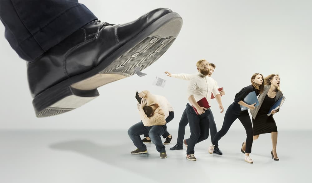 Predispone a los amigos entre sí, a los compañeros de trabajo, con frases irónicas, sarcásticas y de doble sentido. Cuando hace algo mal nunca asume responsabilidad, siempre busca culpables.