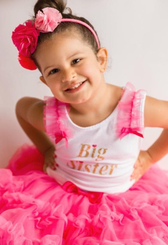 Anabella, también de 4 años, comparte el gusto de modelar ante las cámaras y aquí la vemos con un bello vestuario rosado.