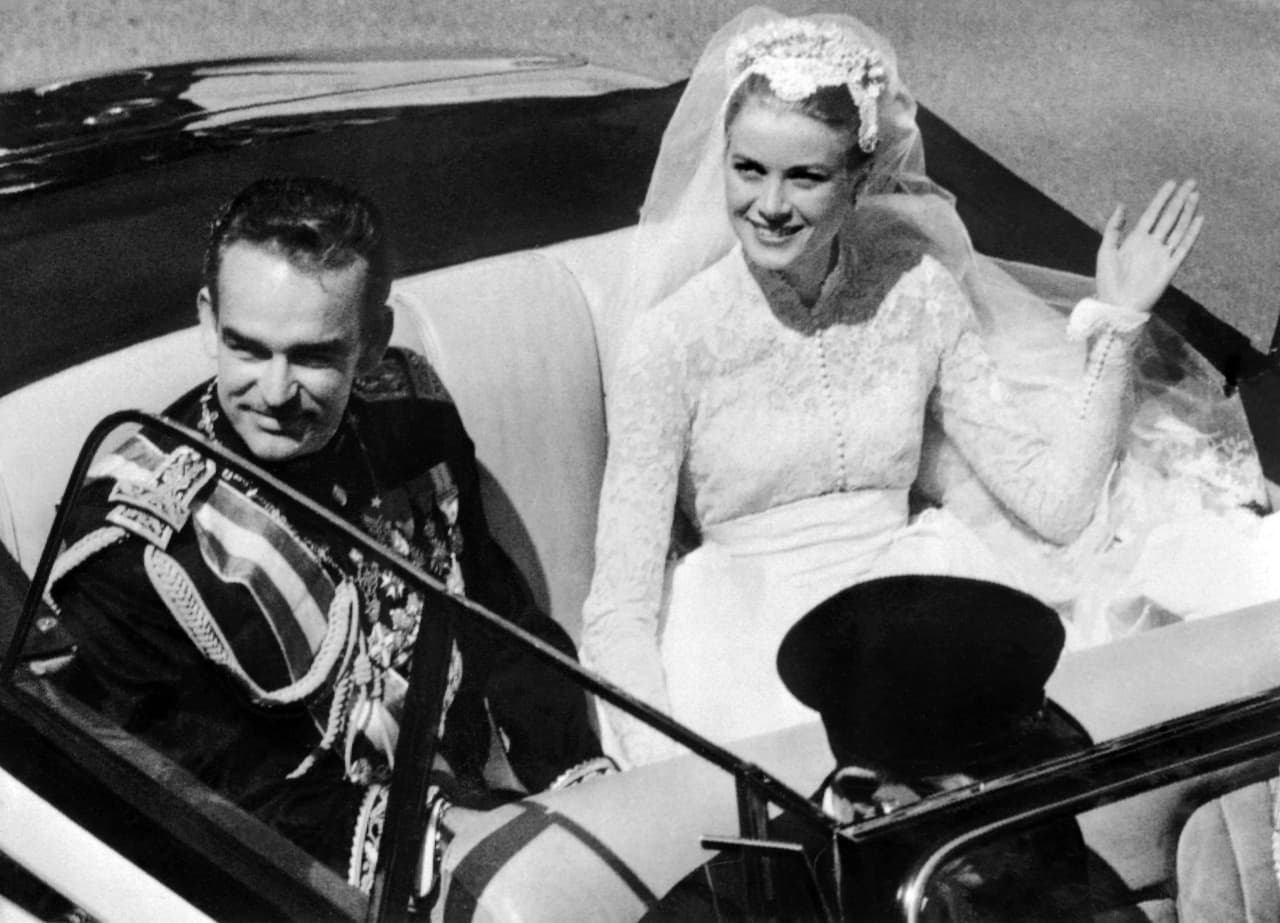 Cuando la actriz Grace Kelly aceptó la propuesta matrimonial del Príncipe Rainiero de Mónaco aún se encontraba bajo el contrato de MGM que estipulaba que ellos se encargarían de darle un vestido de novia en caso de matrimonio. Así fue como uno de los vestidos más relevantes de todos los tiempos fue comisionado a Helen Rose del departamento de vestido de la productora.