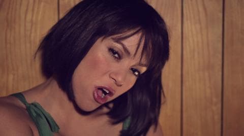 Cuando Shakira cumple los 18 años y triunfa con su tercer album 'Pies Descalzos', decide crear su fundación, la cual tiene como objetivo brindar educación de calidad y complementos nutricionales a niños de escasos recursos en Colombia.