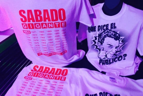 En el estudio se exhiben playeras que hacen alusión al programa. Una de ellas lleva estampada la famosa frase de Don Francisco: "¿Qué dice el público?".