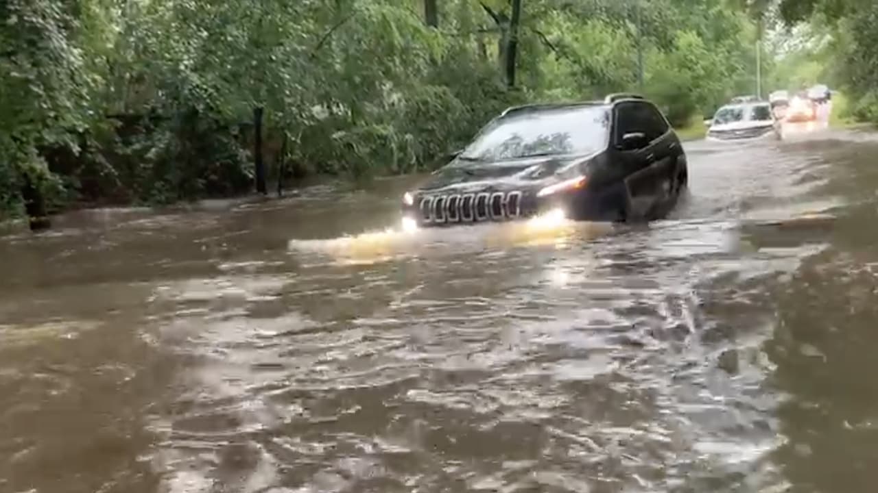 Pese a que las vías presentaban acumulación significativa de agua en varios sectores de Kingwood, muchos conductores se aventuraron a cruzarlas.