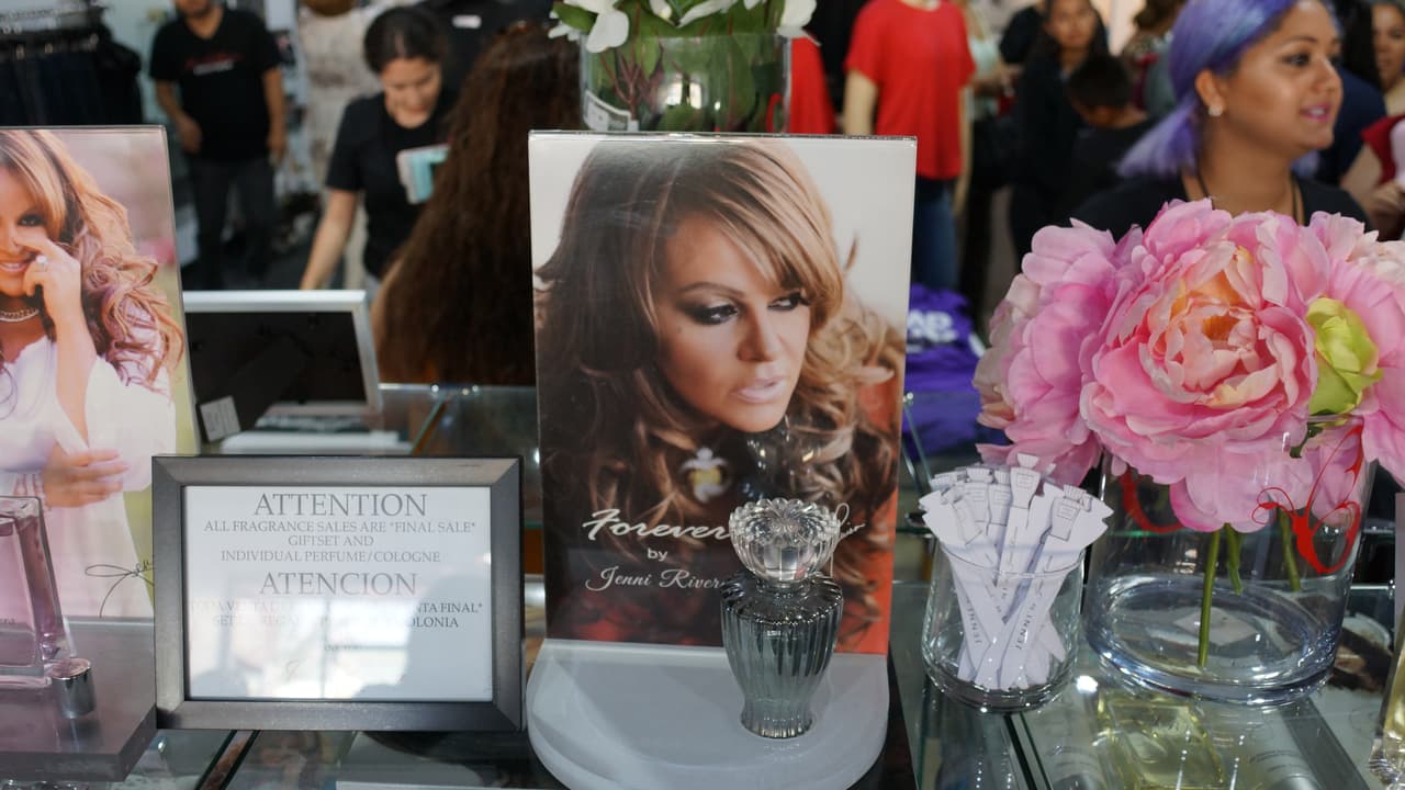 Chiquis, Rosie, Juan, Jacquie, Jenicka y Johnny Rivera celebran la apertura de 'Jenni Rivera Boutique' en Los Ángeles.