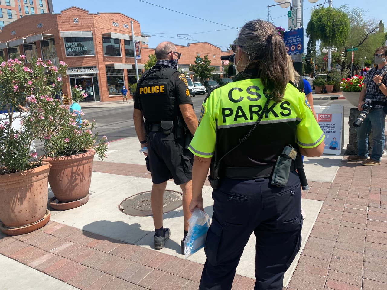Policías repartieron mascarillas a las personas que no contaban con una. 
<br>