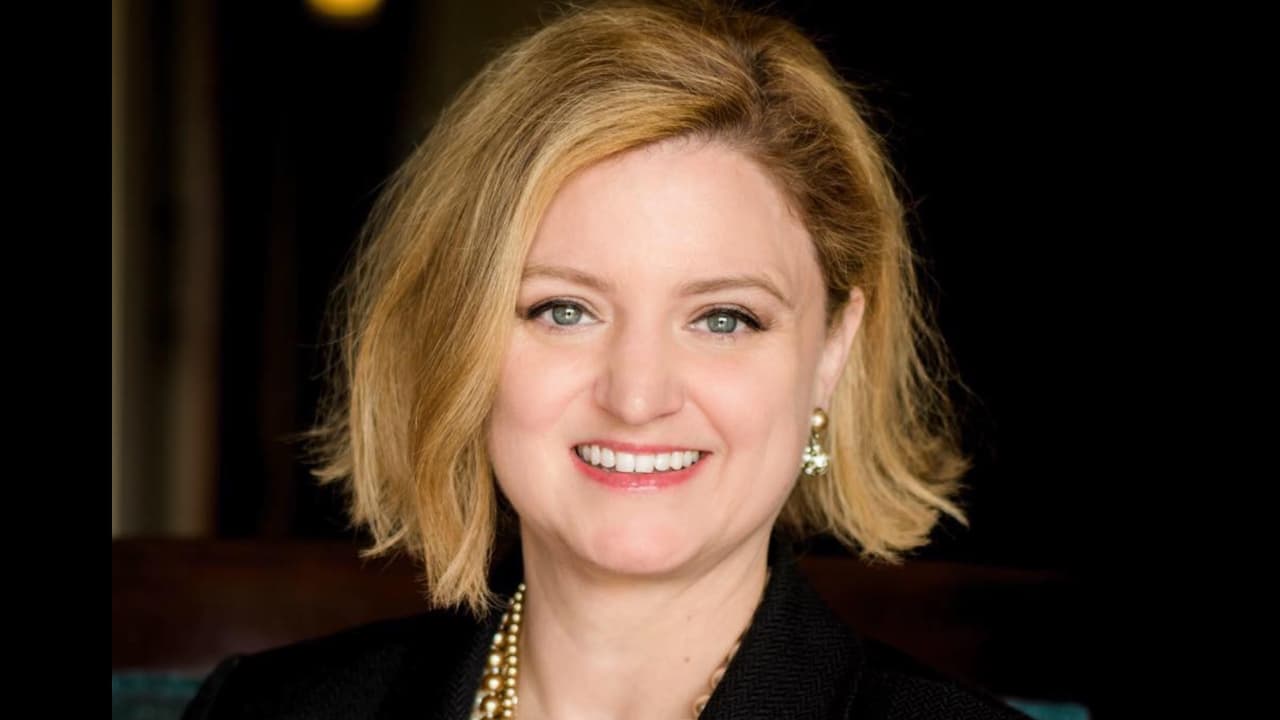 Renuncia  Allister Adel, fiscal del condado Maricopa, en medio de una controversia