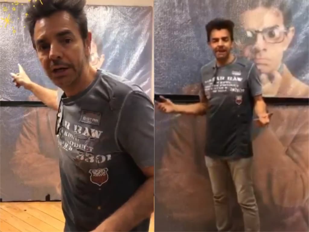 Eugenio Derbez mostrando el cuadro de Armando Hoyos.