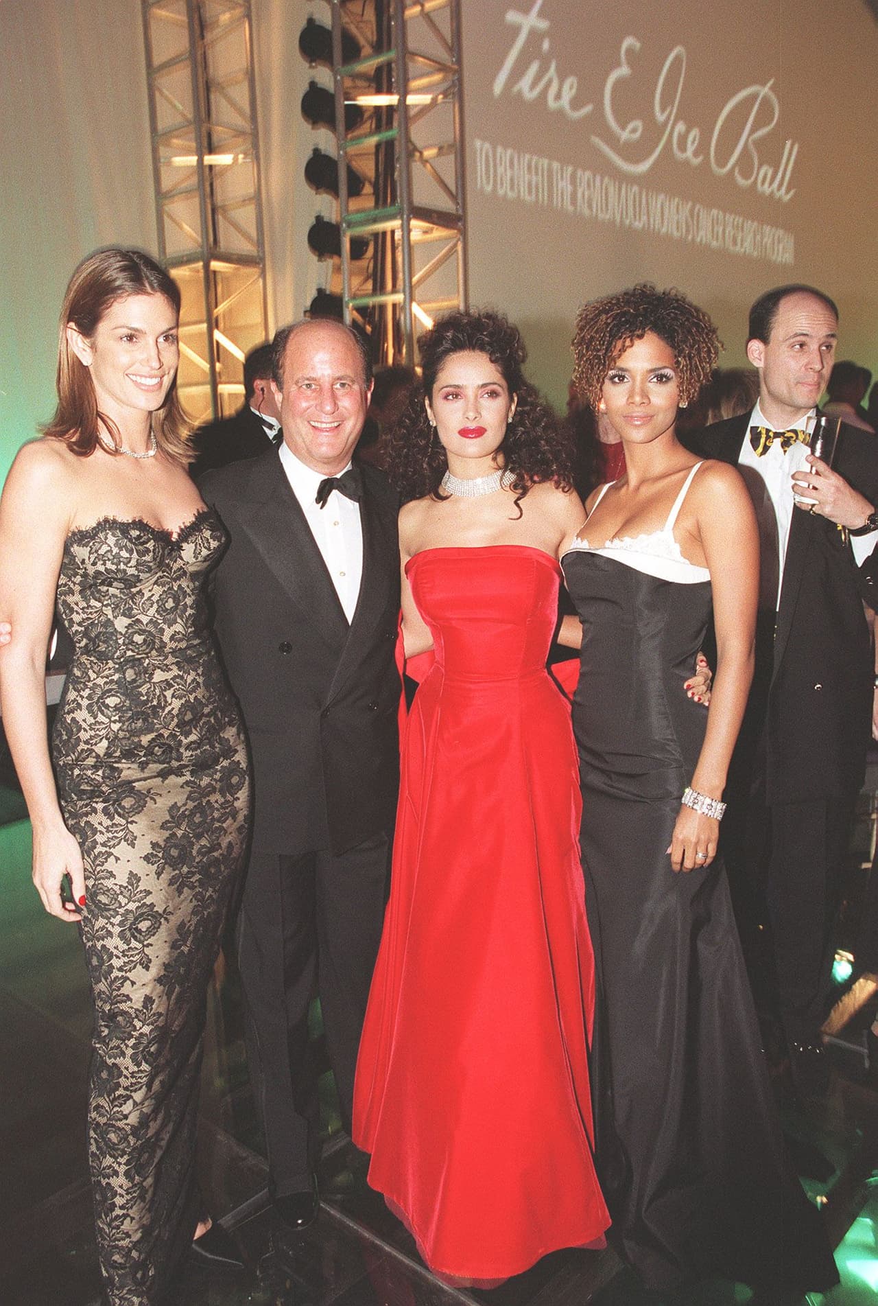En diciembre fue vista de nuevo codeándose con las grandes estrellas del momento. En esta imagen la actriz posa al lado de Cindy Crawford y Halle Berry, quienes también participaron en la gala 'Fire and Ice Ball', en beneficio de la investigación para combatir el cáncer.