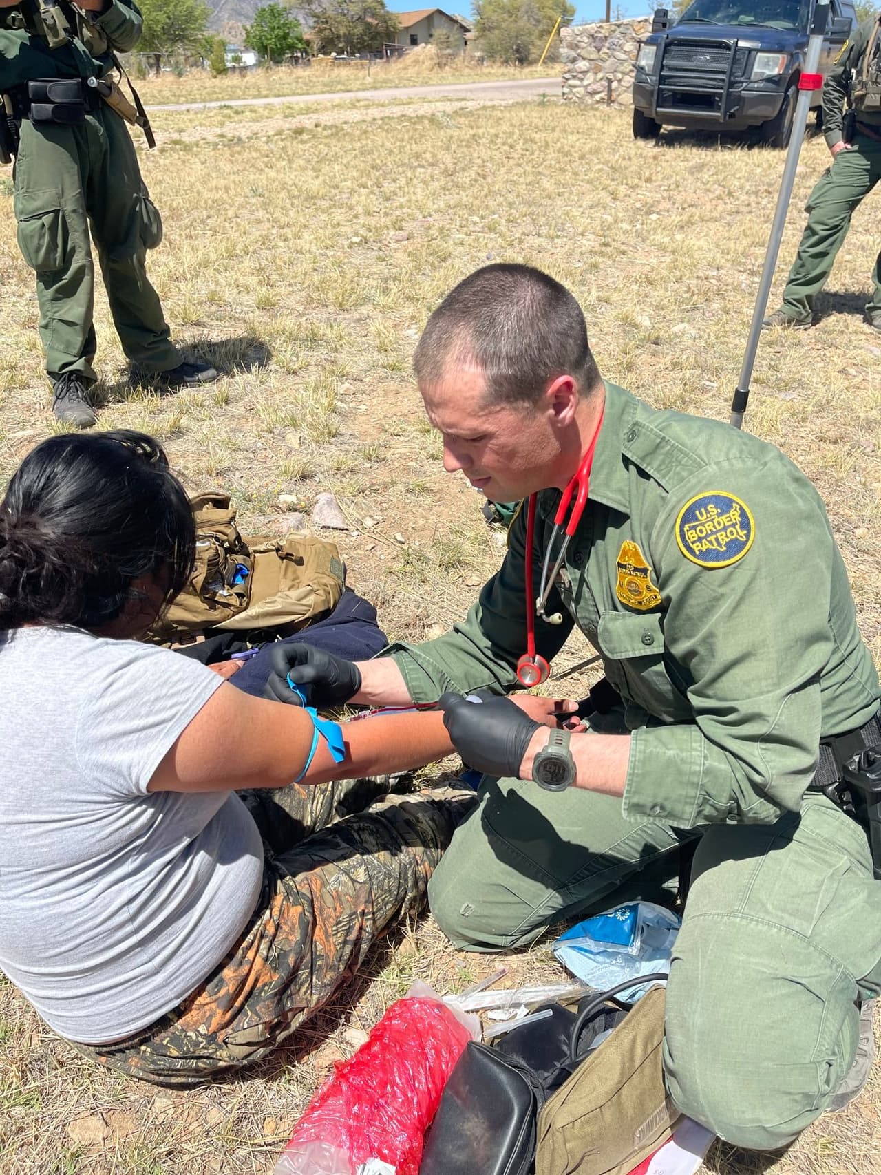 La mujer fue trasladada en el helicóptero a un lugar donde uno de los agentes de la Patrulla Fronteriza técnico de emergencias le dio los primeros auxilios. Sufría de severos calambres en las piernas y le administraron suero vía intravenosa.
