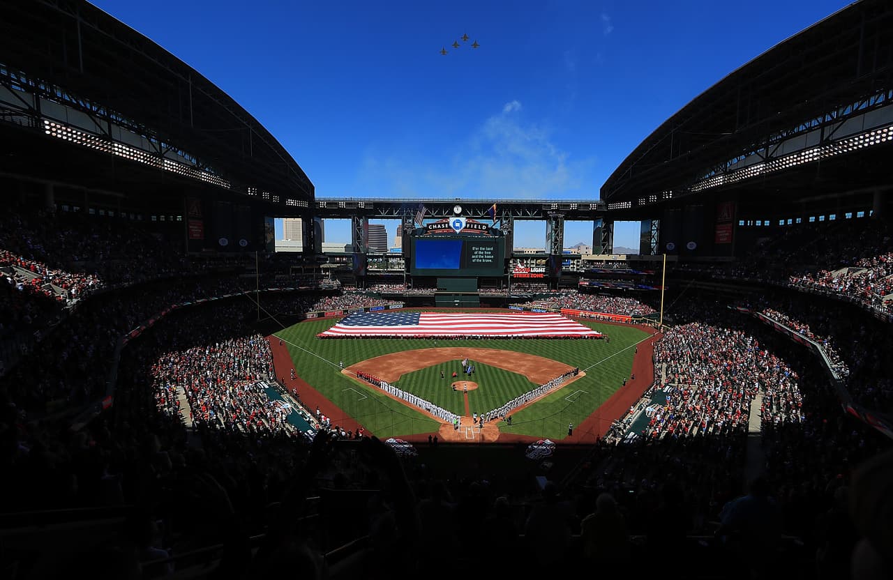 Compre boletos solo de proveedores confiables. Tenga cuidado al comprar boletos de alguien que no conoce en Craigslist, eBay u otros mercados o sitios de subastas similares de persona a persona.