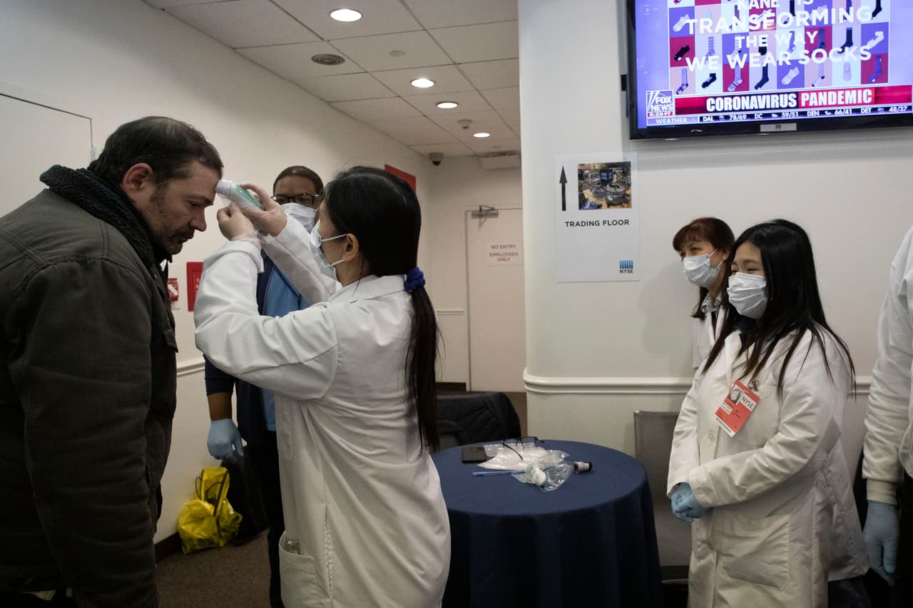 <b>Mito:</b> El cambio en la temperatura puede matar el coronavirus.
<br>
<br>
<a href="https://www.who.int/emergencies/diseases/novel-coronavirus-2019/advice-for-public/myth-busters" target="_blank">Según la OMS:</a> "No hay razón para creer que el clima frío puede matar el nuevo coronavirus u otras enfermedades".
<br>
<br>Del mismo modo, ha habido historias de que el clima cálido puede matar el coronavirus, pero tampoco es cierto. "La virología de COVID-19 no disminuye en temperaturas cálidas", dijo Rocio Salas-Whalen, 
<a href="https://www.nyendocrinology.com" target="_blank">de Endocrinología de Nueva York</a>, a Best Life.