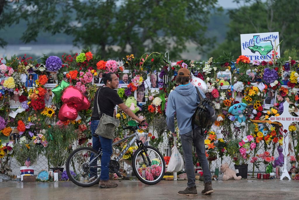 Durante la mañana del domingo, decenas de personas llegaron hasta el tributo en memoria de las víctimas de las inundaciones del 4 de julio, llevando flores y dejando mensajes.
