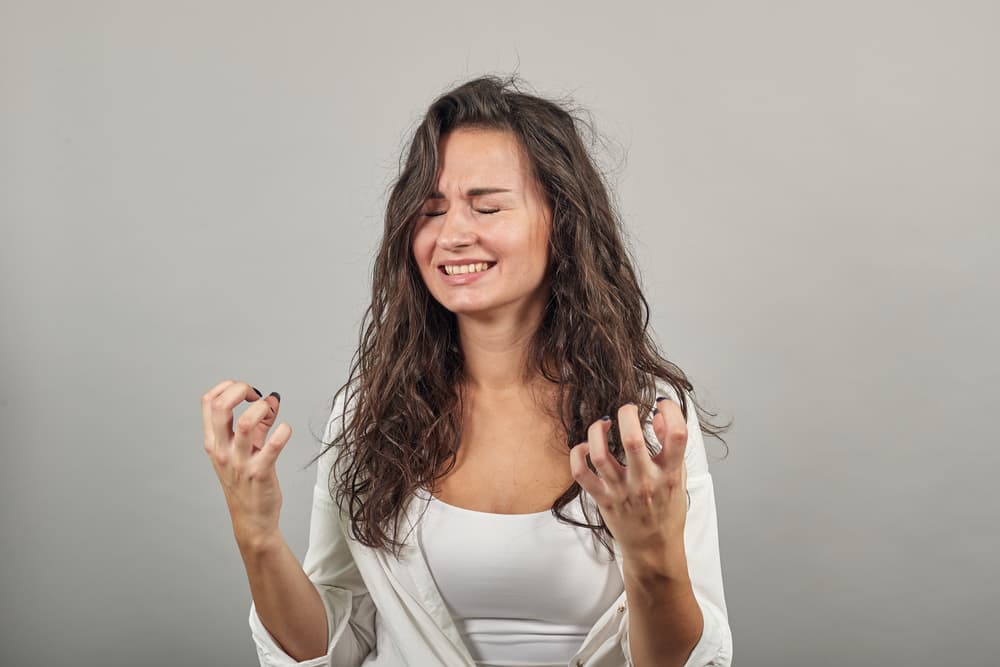 No permitas que nada ni nadie te saque de tu centro emocional y si sientes que estás perdiendo la paciencia, respira profundo, verás que otros están peores que tú y vivirás más felices. No dejes que te estropeen tu día.