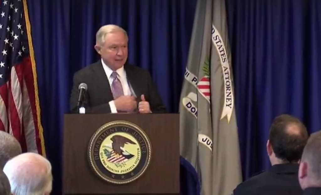 “Hemos visto una reducción substancial en el flujo ilegal gracias en parte al mensaje claro del presidente Trump”, afirmó Sessions. “Es el tipo de agenda que los estadounidenses estaban esperando y que va a funcionar”.