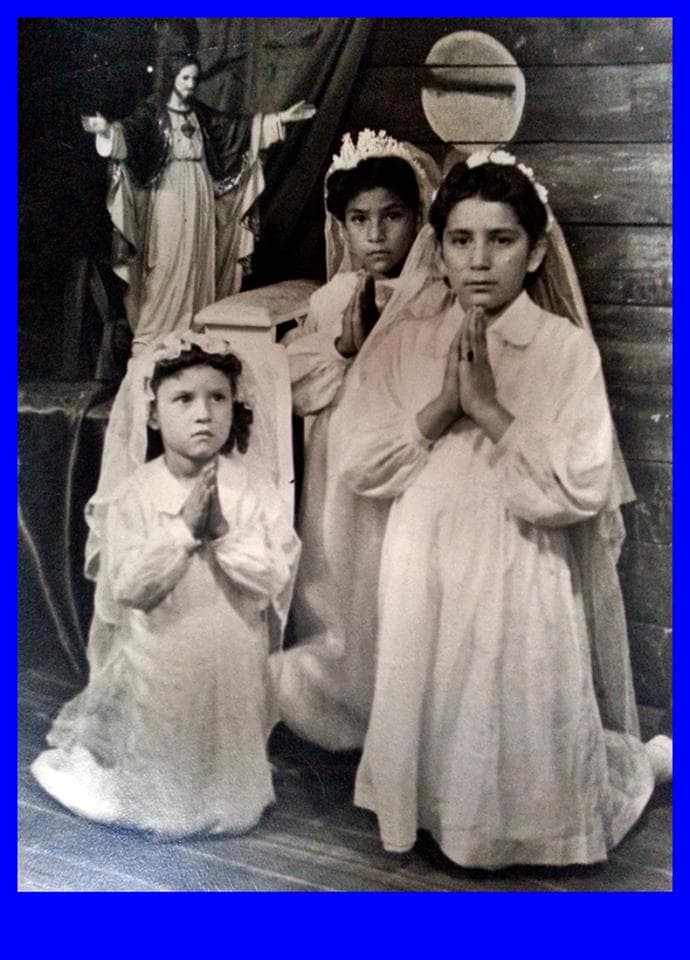 Luz Elena Ruíz Bejarano fue bautizada en la música como Lucha Villa, nació en Camargo, Chihuahua México el 30 de noviembre de 1936. En está foto, aparece haciendo su primera comunión, es la más pequeña de las tres niñas.