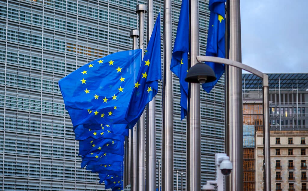 También ondearon a media asta las banderas de la Unión Europea, que el Reino Unido abandonó recientemente.