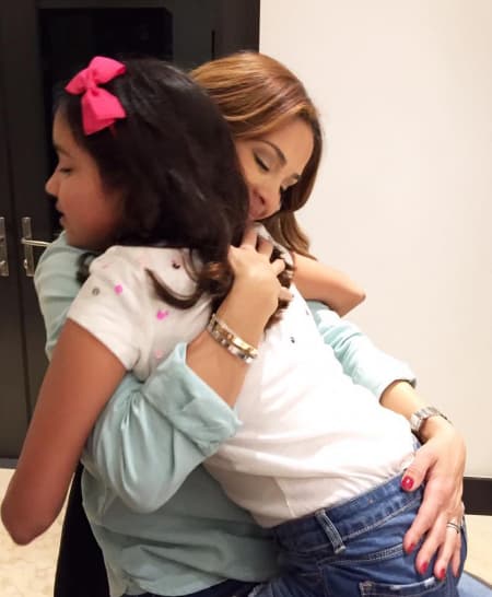 Antonella es la hija mayor de Karla y Emerson.