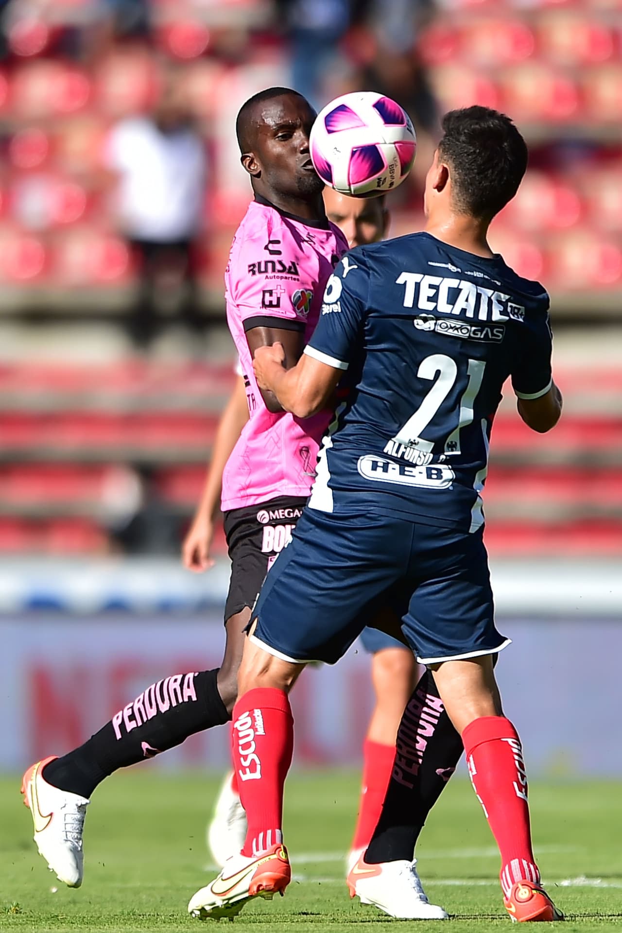 Con el solitario gol de Erik Vera, Querétaro logra imponerse 1-0 ante un poderoso Monterrey.