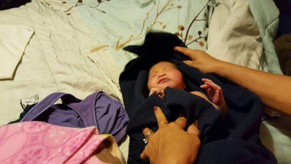 Abandonan a bebé recién nacida en patio