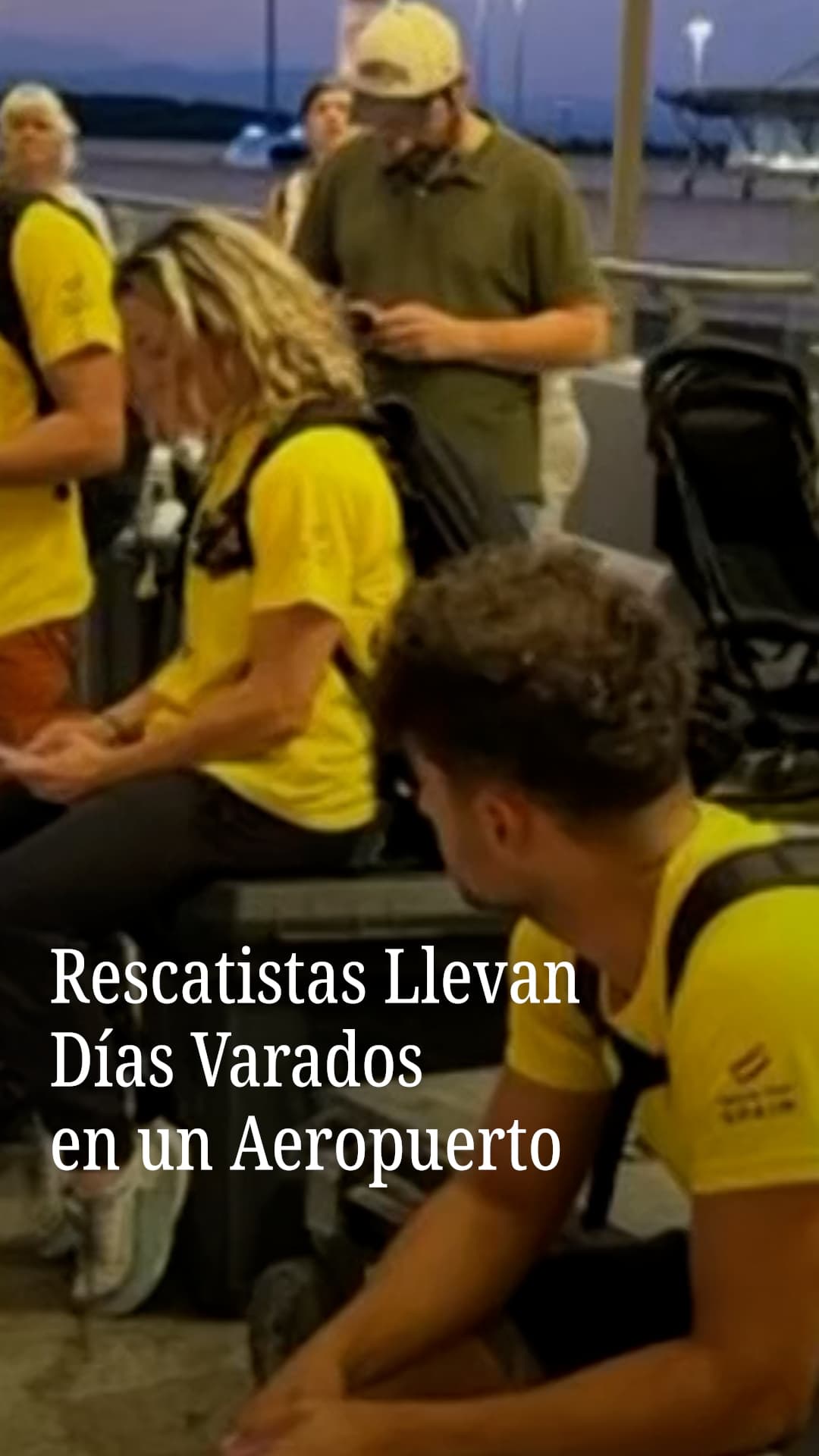Rescatistas llevan más de 48 horas varados en un aeropuerto