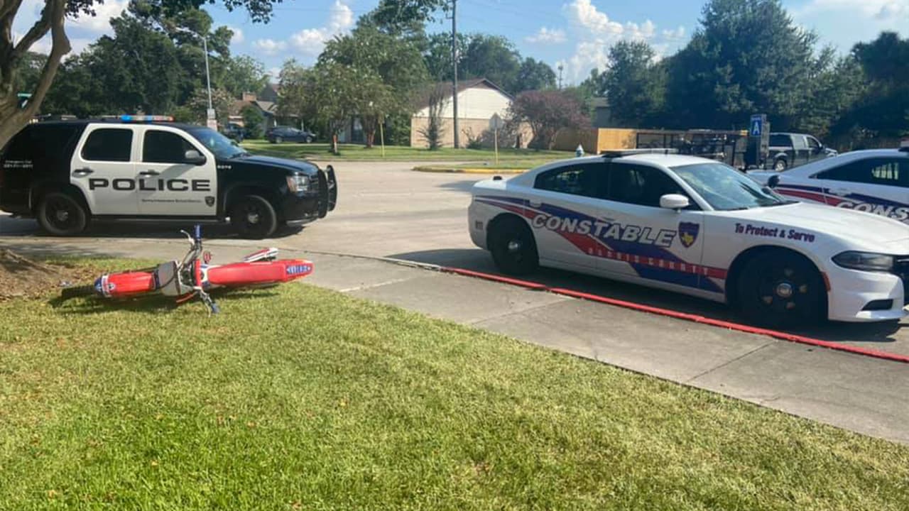 La víctima es estudiante de octavo grado de la escuela secundaria Twin Creeks. El accidente ocurrió en la 
<a href="https://www.google.com/maps/place/27100+Cypresswood+Dr,+Spring,+TX+77373/@29.909282,-95.6785996,9.97z/data=!4m5!3m4!1s0x86473559c9cee33d:0xd4c45c3ebfef3e98!8m2!3d30.06125!4d-95.3970637" target="_blank">27100 Cypresswood Dr</a>. 
<br>
<br>El menor fue impactado por un conductor que andaba en una motocicleta todo terreno a la salida de la escuela, según comunicó el Distrito Escolar de Spring.