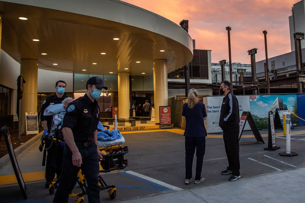 Los hospitales del condado de Los Ángeles se encuentran ya en un momento crítico. Actualmente, 7,898 personas están hospitalizadas por covid-19 y el 21% de estos individuos están en la Unidad de Cuidados Intensivos, según el 
<a href="http://www.publichealth.lacounty.gov/phcommon/public/media/mediapubdetail.cfm?unit=media&ou=ph&prog=media&prid=2897" target="_blank">reporte</a> de este martes del departamento de salud del condado.