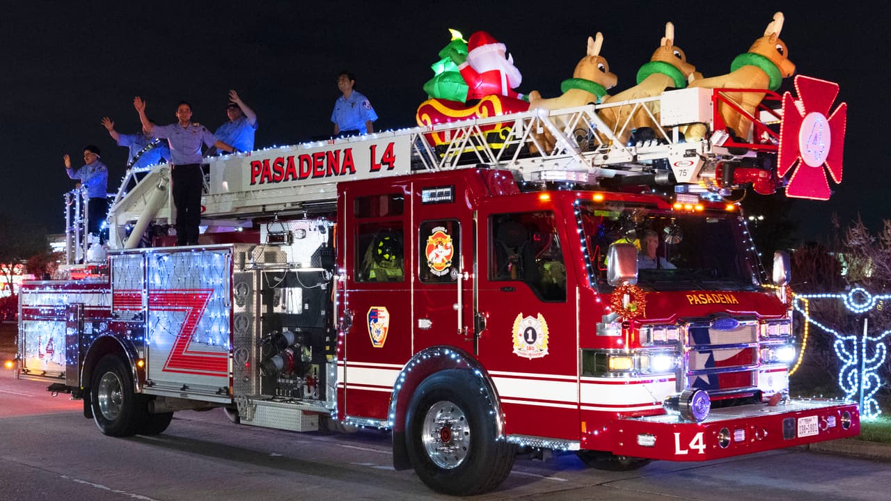 <b>Desfile de Navidad en Pasadena</b>
<br>
<b> </b>🗓️ Sábado 2 de diciembre
<br>🕒 7 – 8 pm
<br>📍 Fairmont Pkwy | Between Mickey Gilley Blvd. & Watters
<br>Evento gratuito
<br>