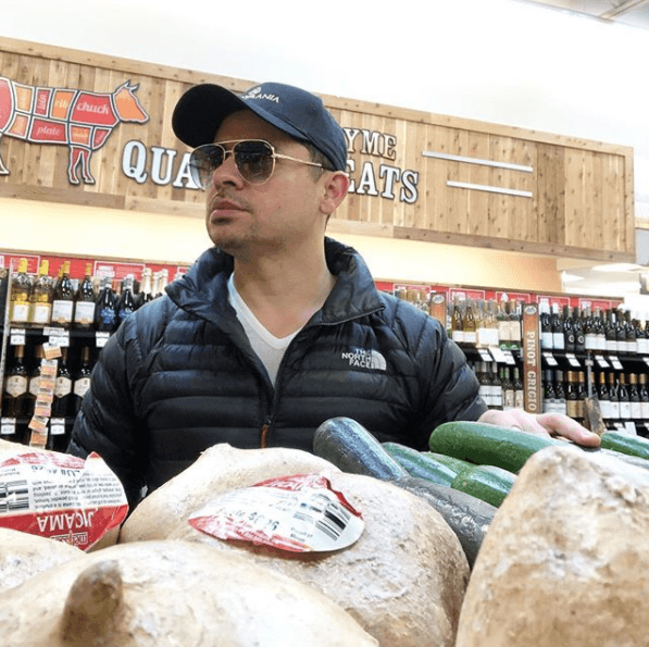 Pero Larry, a pesar de su popularidad, es un ser humano común y corriente, que
<b>acompaña a su mujer al mercado</b> para hacer las comprar necesarias para el hogar.
<br>
<br>