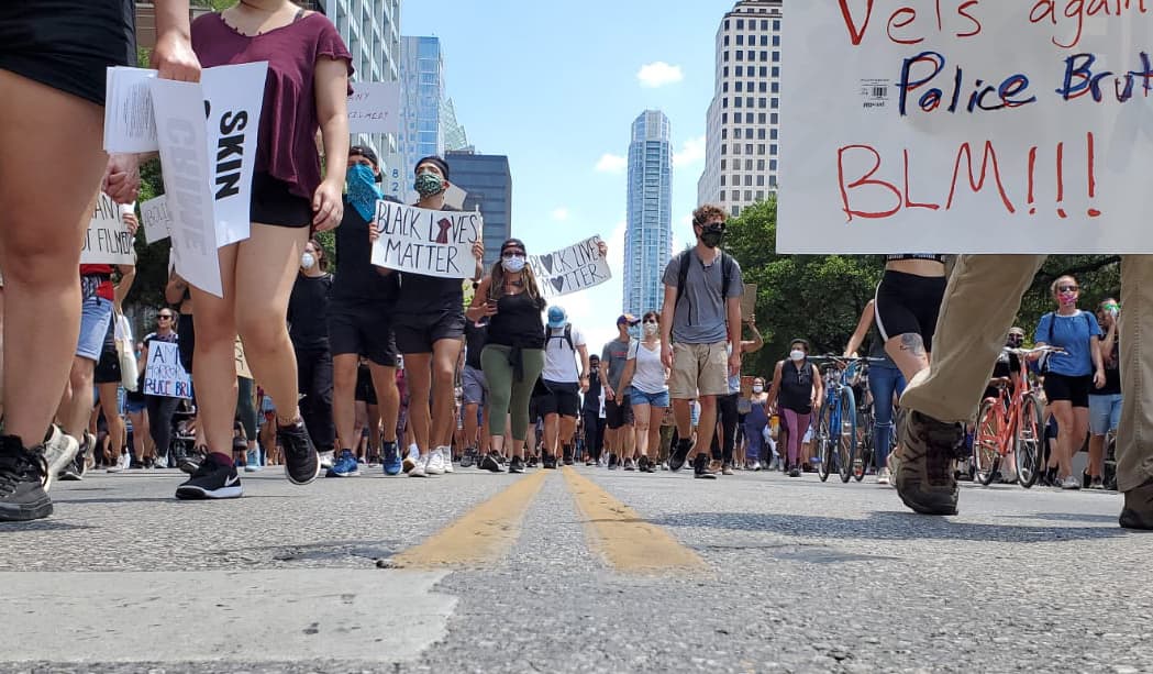 Miles de manifestantes marchan hacia el Capitolio de Texas en contra del racismo y brutalidad policiaca