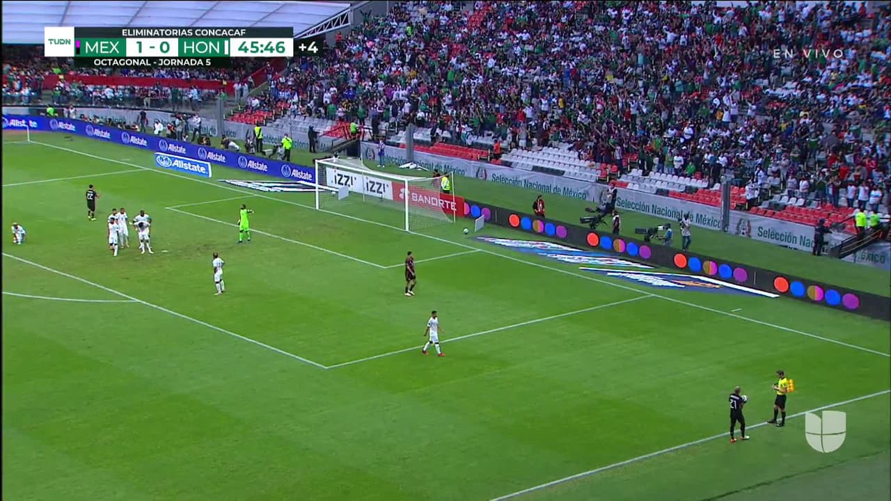 ¡TIRO ATAJADO! disparo por Hirving Lozano.