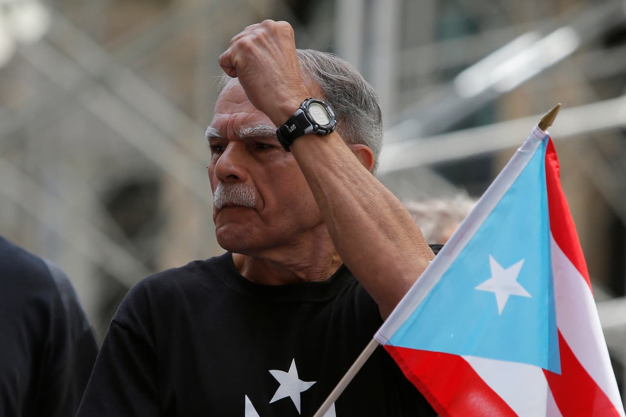 Alzando el puño en varias ocasiones recorrió las calles neoyorquinas el independentista puertorriqueño, quien purgó una condenda de 35 años por conspiración sediciosa contra el gobierno de Estados Unidos y otros cargos relacionados con su activismo como miembro del grupo Fuerzas Armadas de Liberación Nacional Puertorriqueña (FALN). (Andrew Kelly/Reuters)