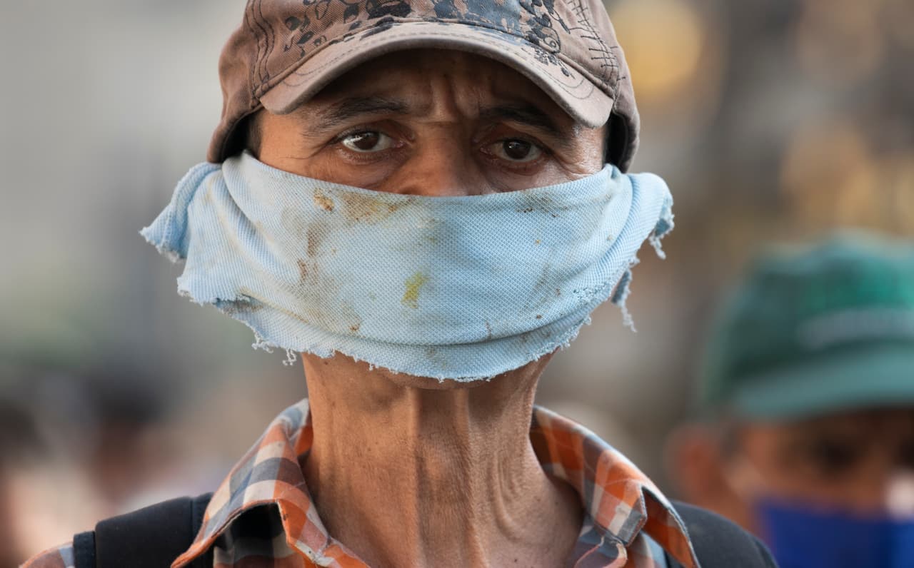 Un hombre lleva en su rostro un pedazo de ropa como medida de protección contra el virus en Caracas, Venezuela. 10 de abril.
