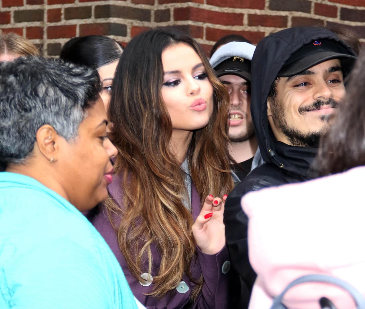 "La autoestima y la confianza 
<b><a href="https://www.univision.com/famosos/vivir-con-lupus-provoco-que-selena-gomez-se-sintiera-avergonzada-de-su-cuerpo-fotos" target="_blank">son una lucha constante </a></b>para mí", admitió, "está mejorando con el tiempo y la edad, pero siempre será algo en lo que estoy trabajando".
<br>