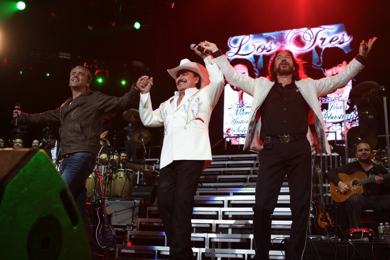 Además, Joan Sebastian también compartió escenario con grandes personalidades como Alejandro Fernández y Marco Antonio Solís.