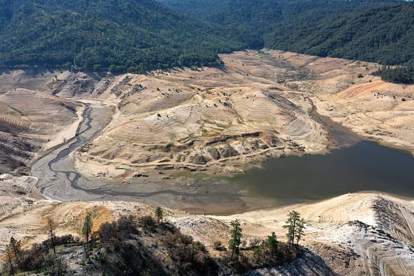 De no ser suficientes los esfuerzos de ahorro del vital líquido, no se descartan medidas más extremas como el racionamiento del servicio por horas y hasta multas para los casos en los que se demuestre desperdicio del recurso.