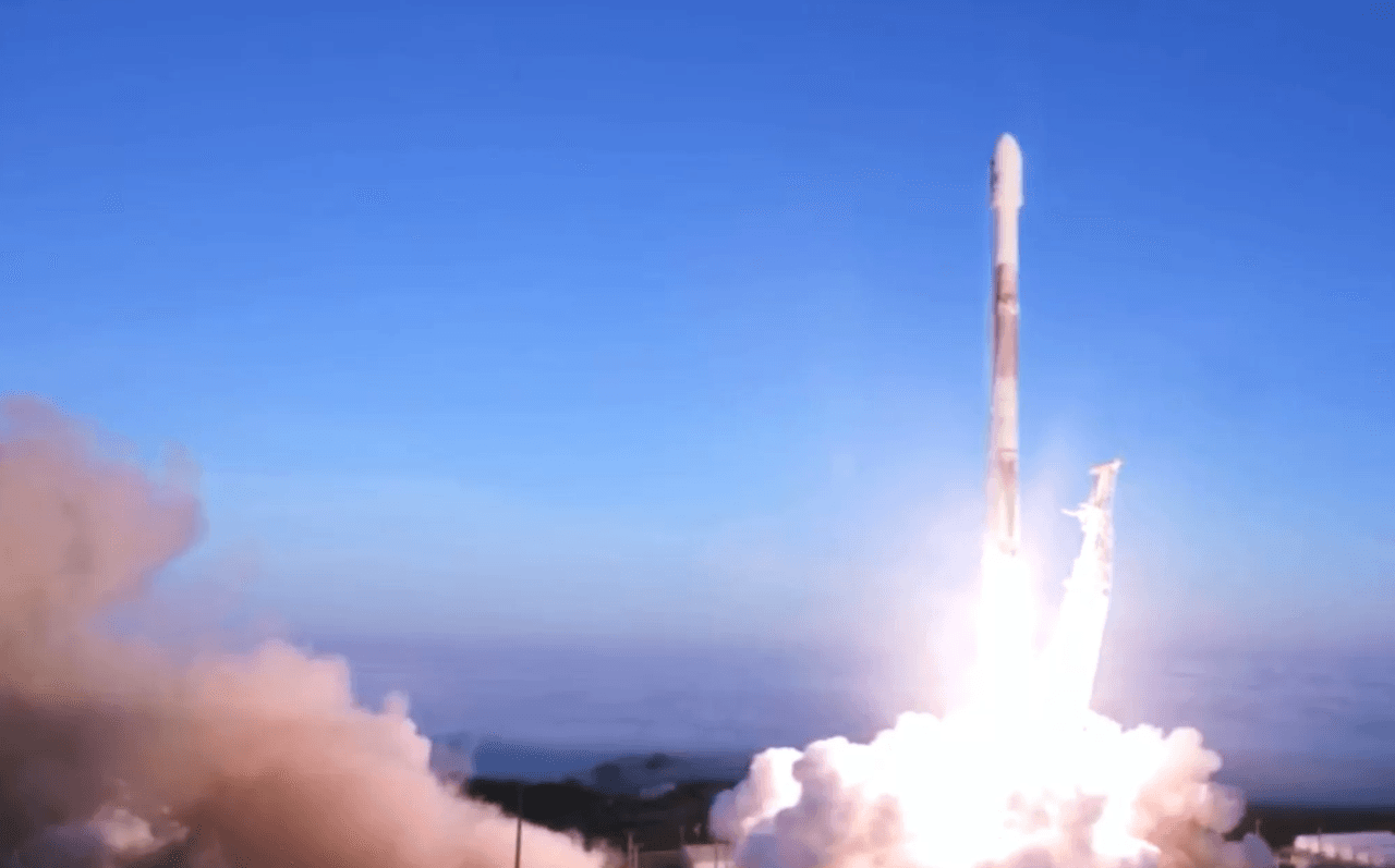 SpaceX pone en órbita 10 satélites de comunicaciones en otro exitoso lanzamiento de su cohete Falcon 9