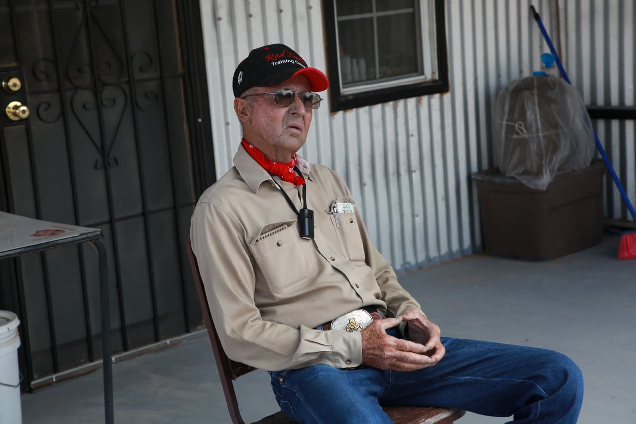 <b>Ivan Thompson,</b> 
<b>Entronque, Chihuahua. </b>Si hablamos de negocios, la frontera parece ser un buen lugar para dar rienda suelta a la creatividad.
<b> </b>Eso le pasó a Ivan Thompson, un estadounidense que hace ya un par de décadas se hizo popular como 'el vaquero del amor'. Fue tras llegar a la ciudad fronteriza de Anthony, en Nuevo México, para trabajar como vaquero. Como se sentía solo, puso un anuncio en un periódico de Ciudad Juárez para buscar una novia mexicana. Recibió 80 respuestas y decidió montar un negocio para estadounidenses que, como él, buscaban una esposa al otro lado de la frontera. La idea le reportó beneficios y fama, pero decidió dejarlo por el incremento de la violencia en la zona. 
<b><a href="https://www.univision.com/noticias/elecciones-mexico-2018/el-cowboy-del-amor-el-vaquero-solitario-que-monto-un-negocio-para-buscar-esposas-mexicanas-a-gringos-como-el-video">Esta es su historia.</a></b>
<br>