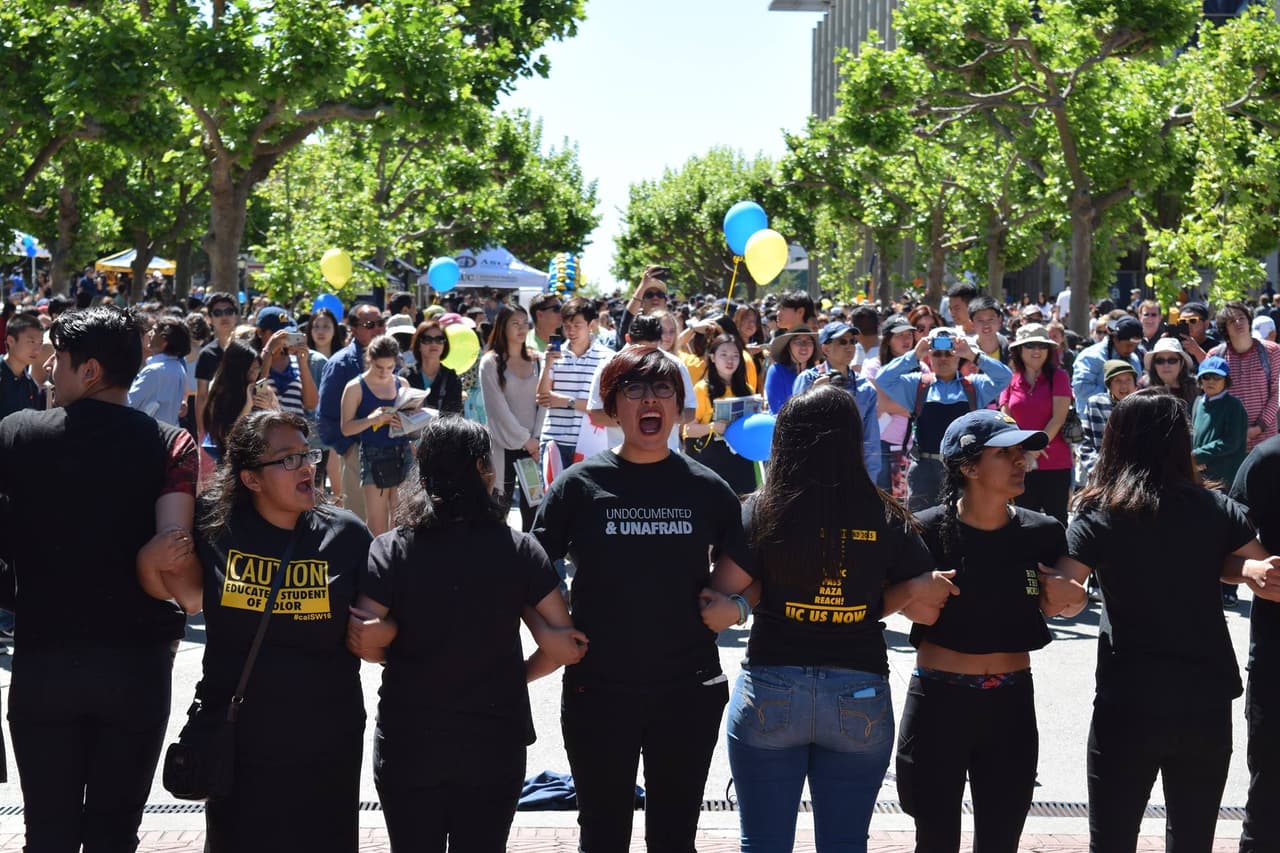 "Indocumentados y sin miedo", una de las consignas que los estudiantes de Berkeley repiten continuamente en manifestaciones en el campus de una de las universidad más progresistas del país.