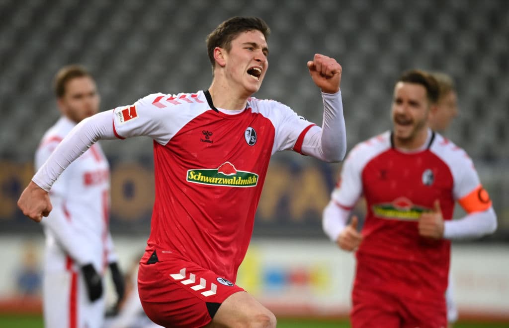 Friburgo no recibió y le metió 5 al Colonia. Cierran la jornada con 23 y 11 unidades, respectivamente.