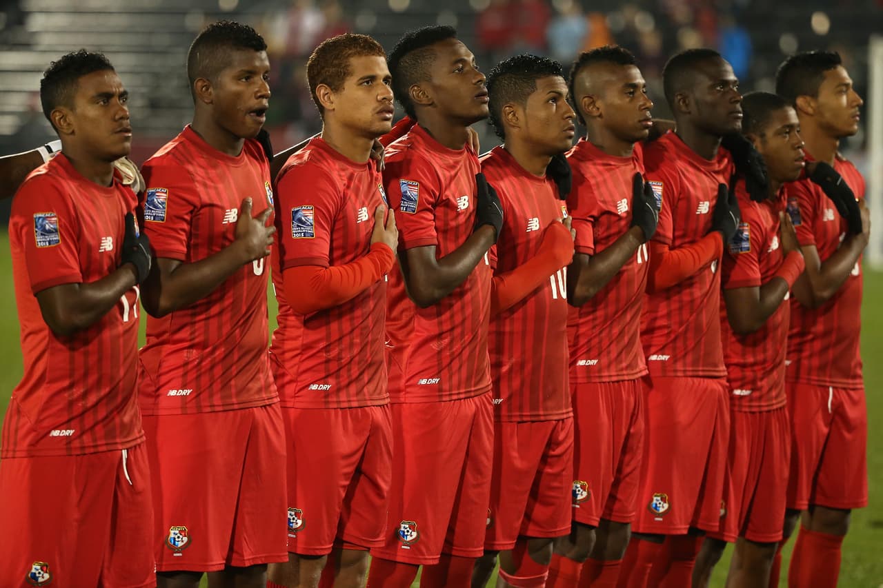 El uniforme de Panamá es de color rojo en su totalidad, aunque en algunos años jugaron con vivos en azul o blanco. Se les conoce con los apodos de “Los Canaleros” o “La Marea Roja”.