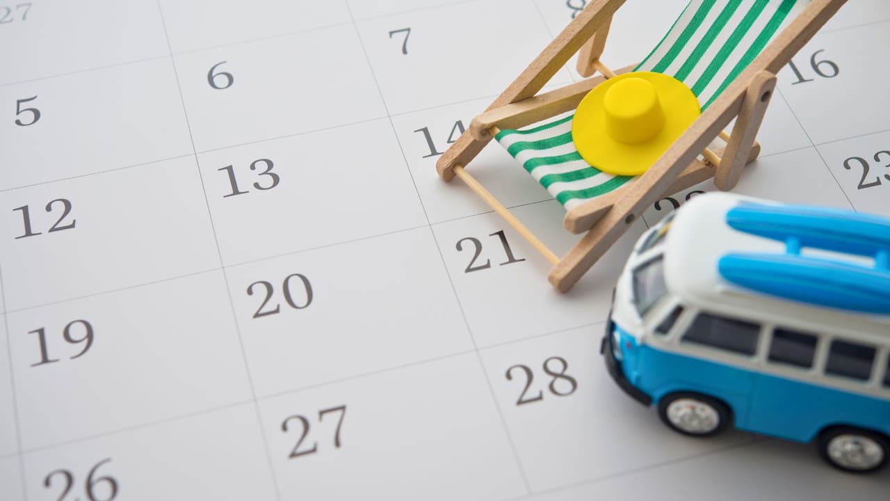 <h3 class="cms-H3-H3">Fecha exacta: 20 de junio a las </h3>
<h3 class="cms-H3-H3">10:42 p.m.</h3>
<br>En Texas y en todo el hemisferio norte, 
<b>el verano astronómico comienza cuando ocurre el solsticio de verano</b>. Este 2025, será 
<b>el viernes 20 de junio a las 10:42 p.m., hora del centro.</b> Ese día, el Sol alcanza su punto más alto en el cielo y 
<b>tenemos el día más largo del año en cuanto a luz solar. </b>Este cambio de estación no depende del estado del tiempo, sino de la posición de la Tierra respecto al Sol. Es 
<b>un fenómeno astronómico que ocurre cada año entre el 20 y el 21 de junio.</b>