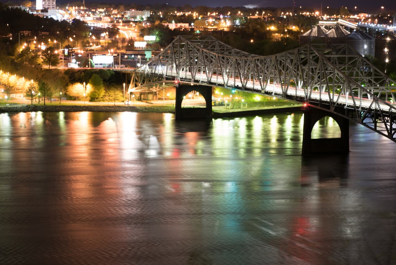 <b>Puesto 8. The Shoals, Alabama</b>
<br>
<br>Puede obtener 
<a href="https://remoteshoals.com/"><u>10,000 dólares para reubicarse en esta zona del noroeste de Alabama</u></a>, que comprende el área metropolitana de las ciudades de Florence y Muscle Shoals.
<br>
<br>Para recibir el beneficio debe comprobar que gana al menos 52,000 dólares al año y debe mudarse dentro de los seis meses posteriores a la recepción del dinero.
<br>
<br>Debe tener al menos 18 años de edad y un empleo remoto de tiempo completo o contratos de trabajo por cuenta propia en los condados de Colbert y Lauderdale.