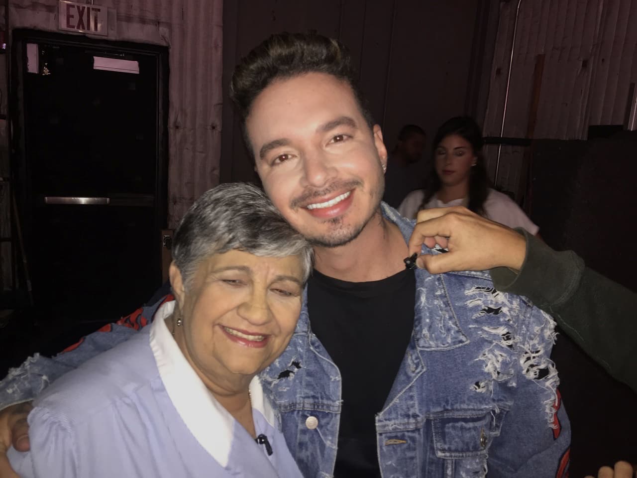 Los cantantes de reggaetón tampoco faltaron, aquí la vemos con J Balvin.