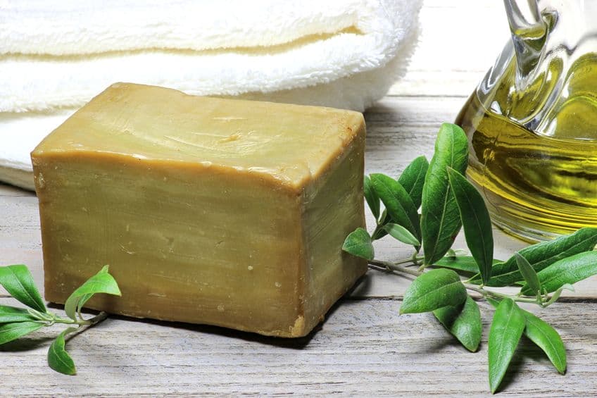 Sólo necesitas ½ taza de jabón de castilla líquido, de 1 a 2 cucharadas de aceite de coco, almendras o aguacate, y 10 gotas de tu aceite esencial favorito. Mezcla los ingredientes en un frasco dispensador y bate bien. Puedes utilizarlo en la mañana y en la noche sin ningún problema.